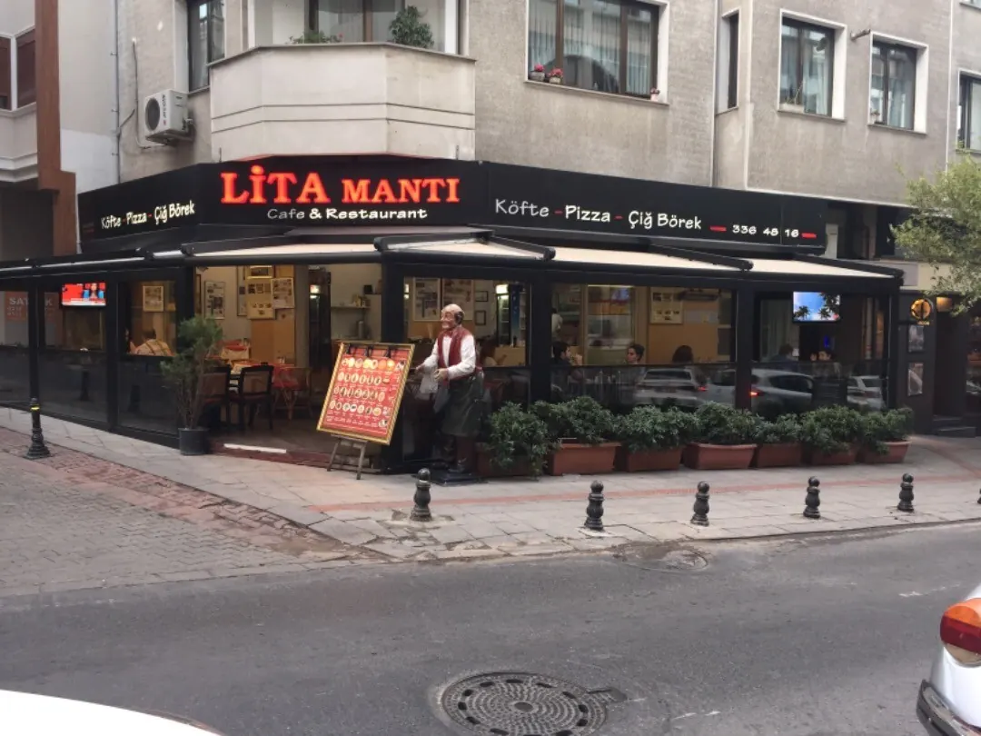 Moda Caddesi'nde, köşedeki Lita Mantı dükkânı